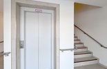 V001-2026_Treppenhaus-Aufzug